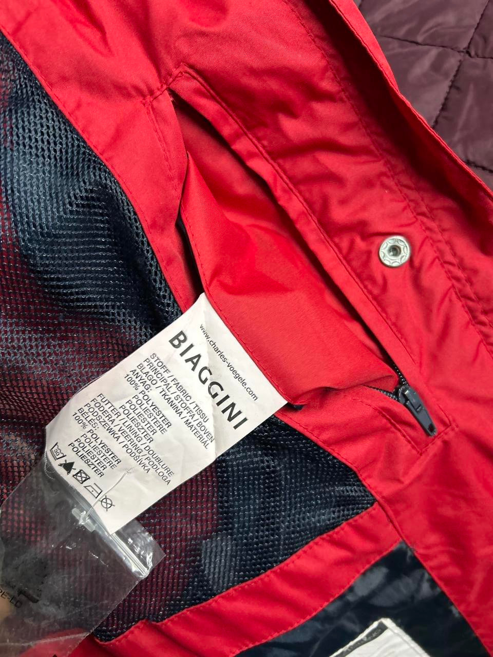 Women’s Red Kipling jacket with mesh hood and zipper pockets #outdoorjacket sku 6936
L32 W19 L/Xl