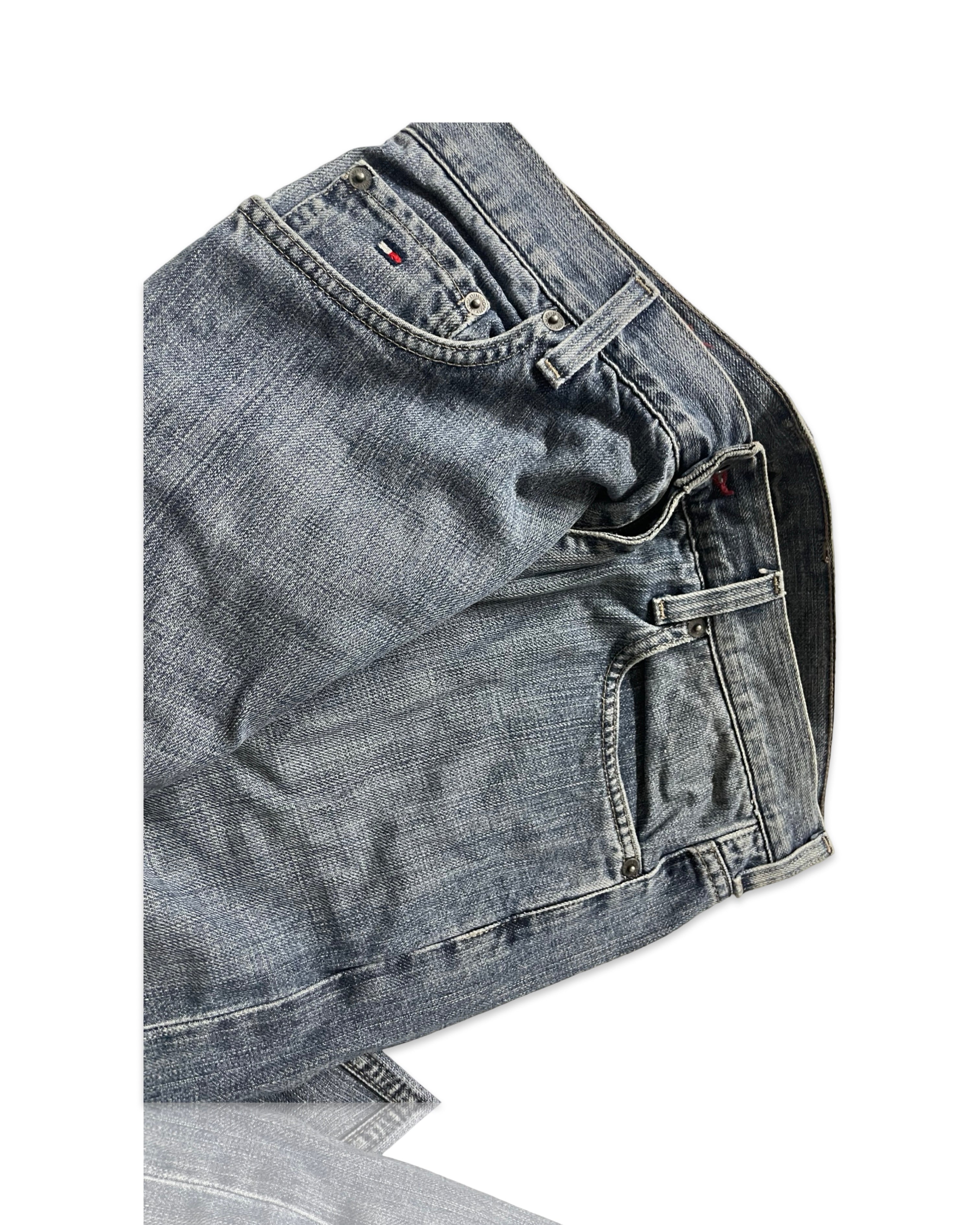 Vintage Tommy Hilfiger Brooklyn Regular Fit Men's Jeans in a classic blue jean , sized W34 L30 |SKU 4246