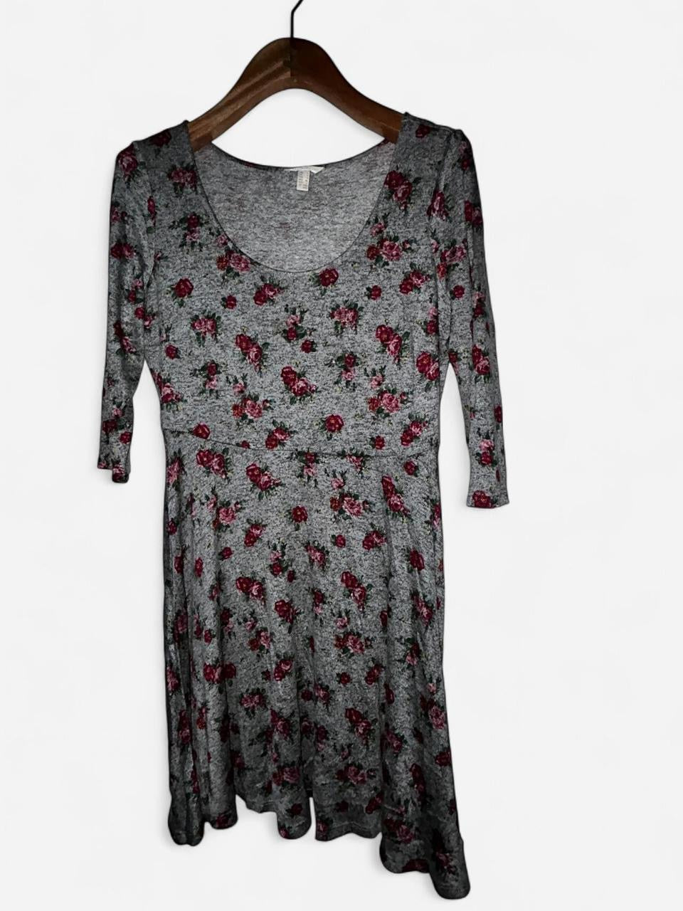 Grey and red floral dress with a V-neck and 3/4 sleeves #floraldress L 36 W 14. SkU 7010