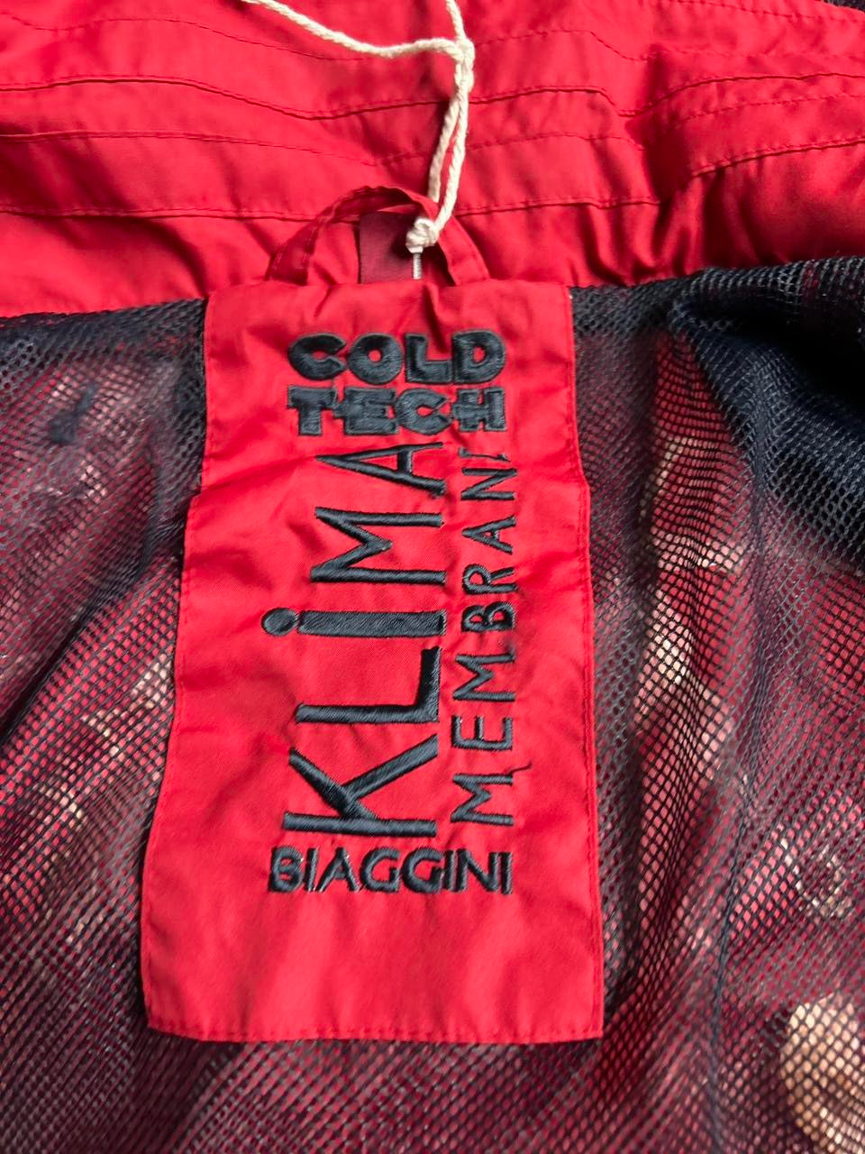 Women’s Red Kipling jacket with mesh hood and zipper pockets #outdoorjacket sku 6936
L32 W19 L/Xl