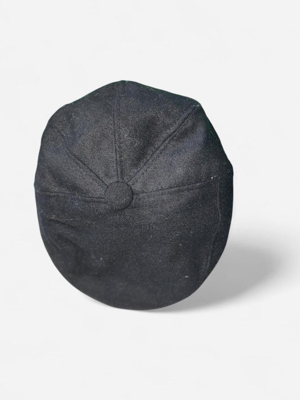Black cotton vintage newsboy cap, great for a casual, indie look accessories

Size one size 
SKU 7181