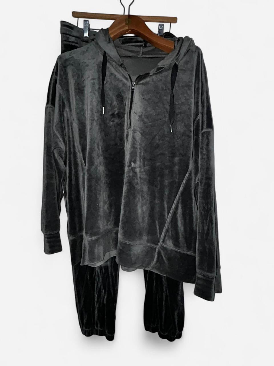 Women’s grey  velvet tracksuit with hoodie and pants #velvettracksuit in Xl top measurements  L 27 W 23 Bottom measurements L 31 waist 38  SKU 7078