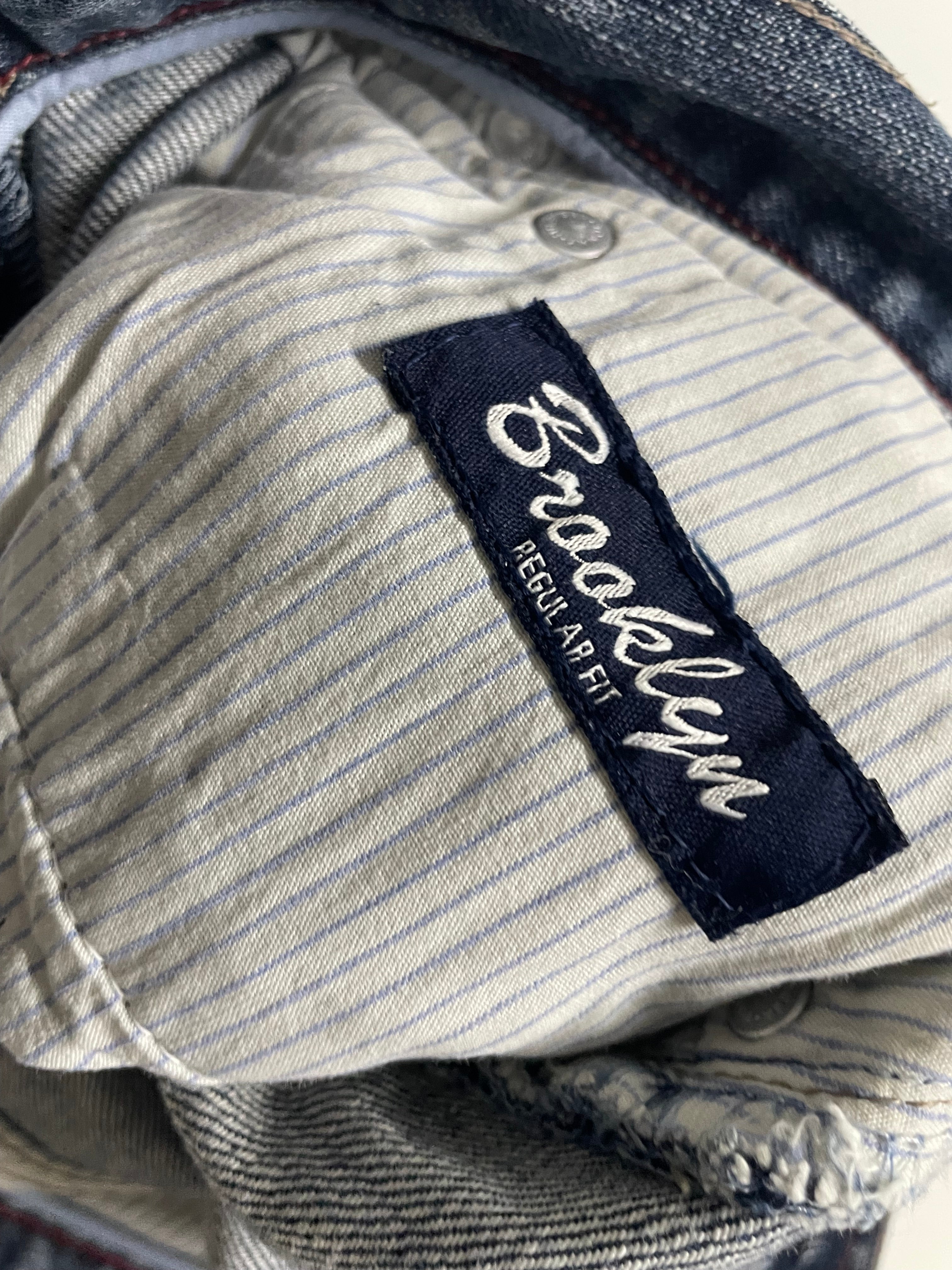Vintage Tommy Hilfiger Brooklyn Regular Fit Men's Jeans in a classic blue jean , sized W34 L30 |SKU 4246