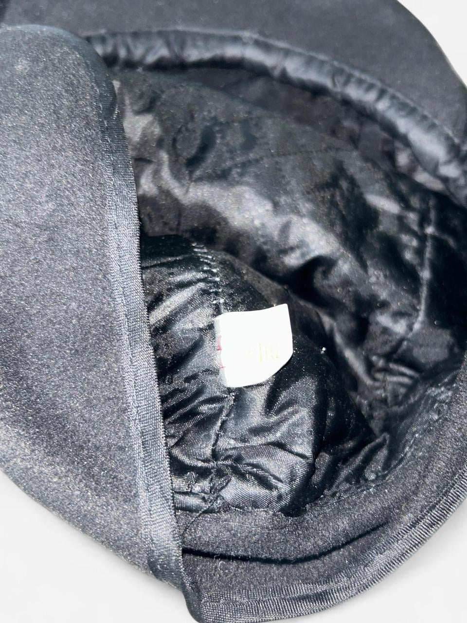 Black cotton vintage newsboy cap, great for a casual, indie look accessories

Size one size 
SKU 7181