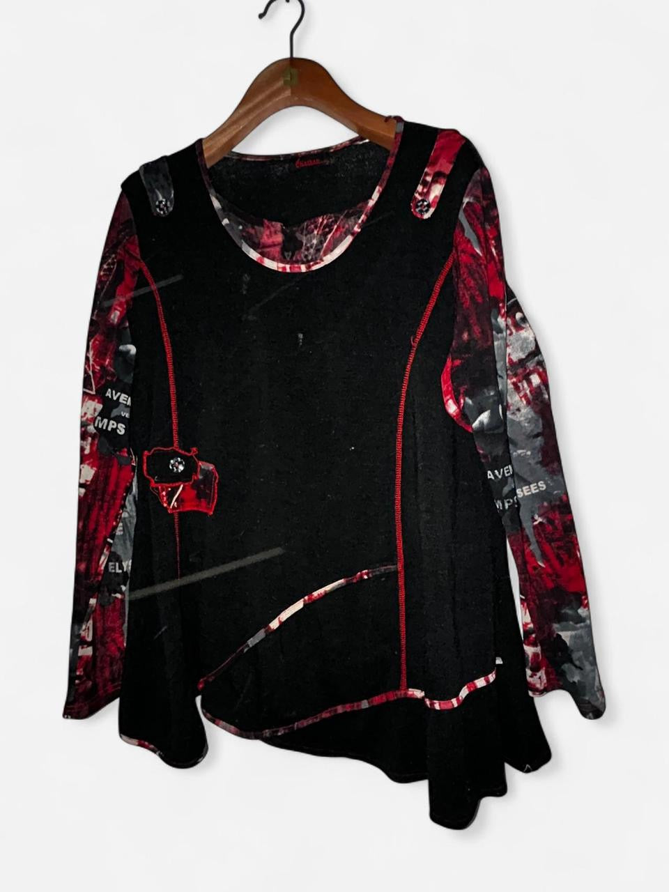 Black and red abstract print long sleeve top with 3/4 sleeves, button front and side zipper #boho #retro L 31 W 23 size XL/ XXL SKU 7009