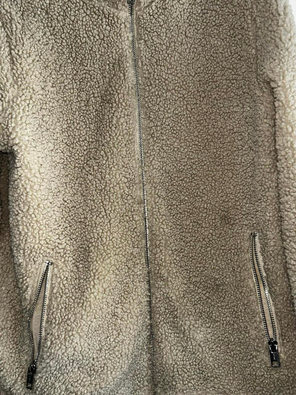 Mens H & M Cream and white Sherpa jacket with zipper pockets #winterjacket in size medium collar to hem 31 pit to pit 20 sku 7043