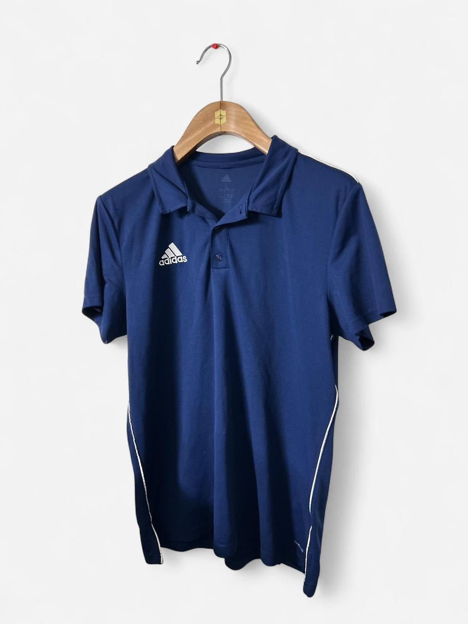 Vintage Navy Adidas polo shirt with embroidered logo and white piping on sides adidas
Size L
Collar to hem 30
Pit to pit  21 
SKU 7143