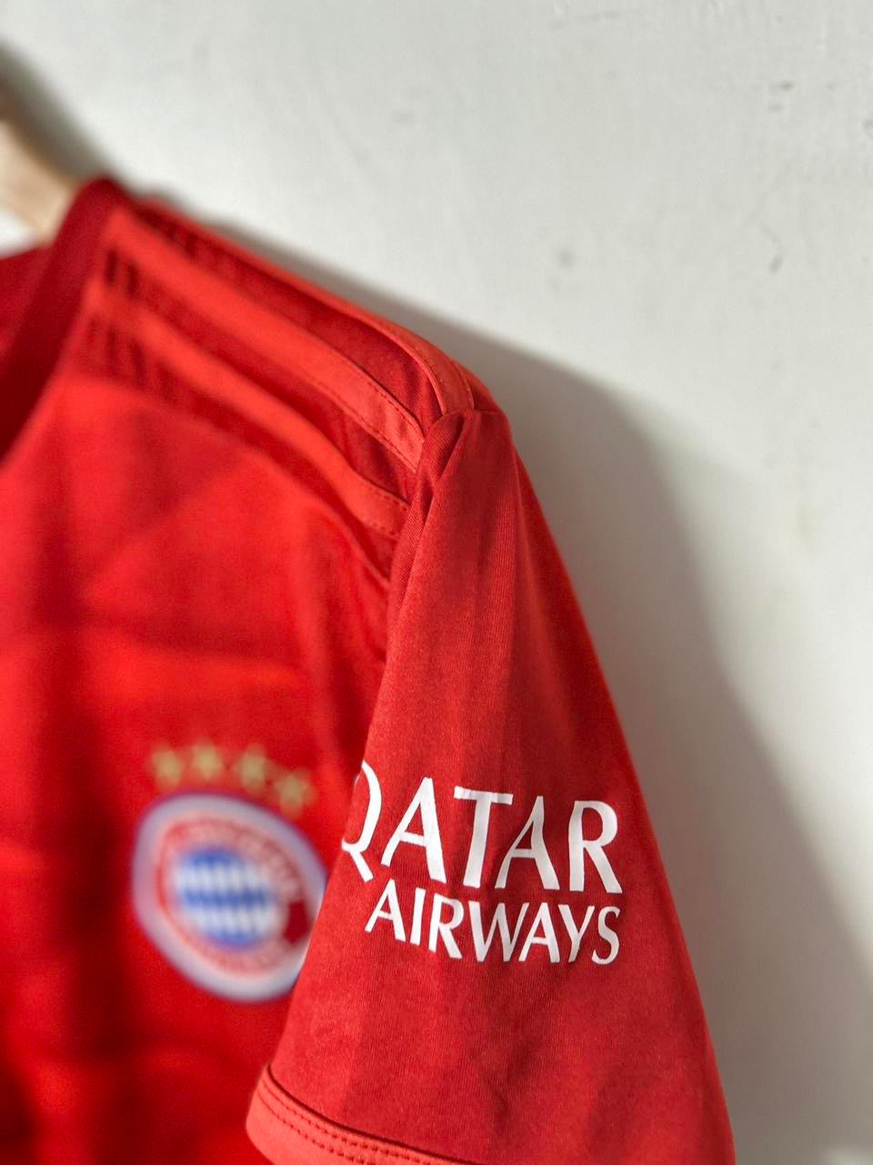 Bayern Munich 2022/23 home shirt - red and white sportswear #football #soccer
Size medium 
SKU 7150
 L28 w 20