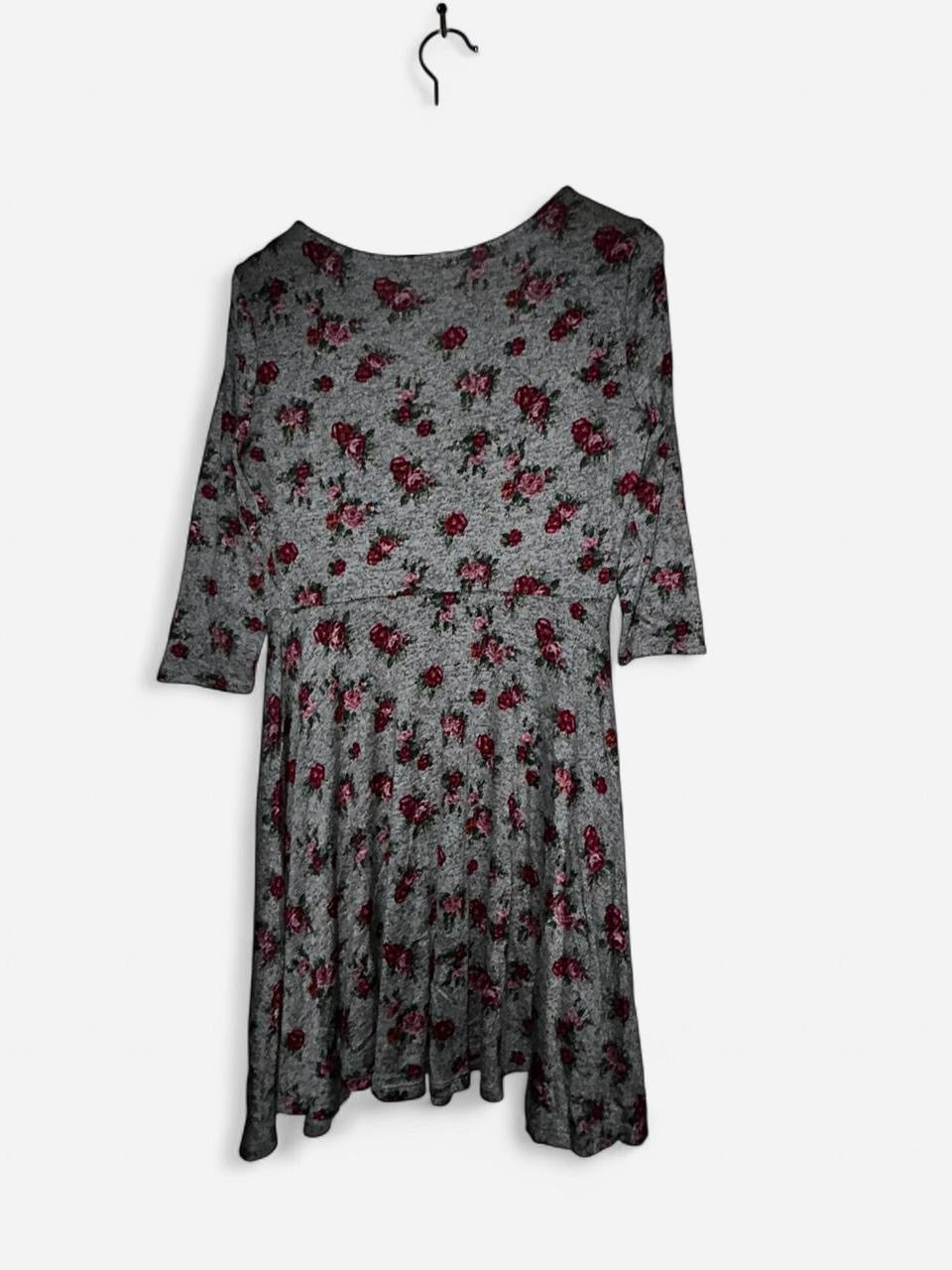 Grey and red floral dress with a V-neck and 3/4 sleeves #floraldress L 36 W 14. SkU 7010