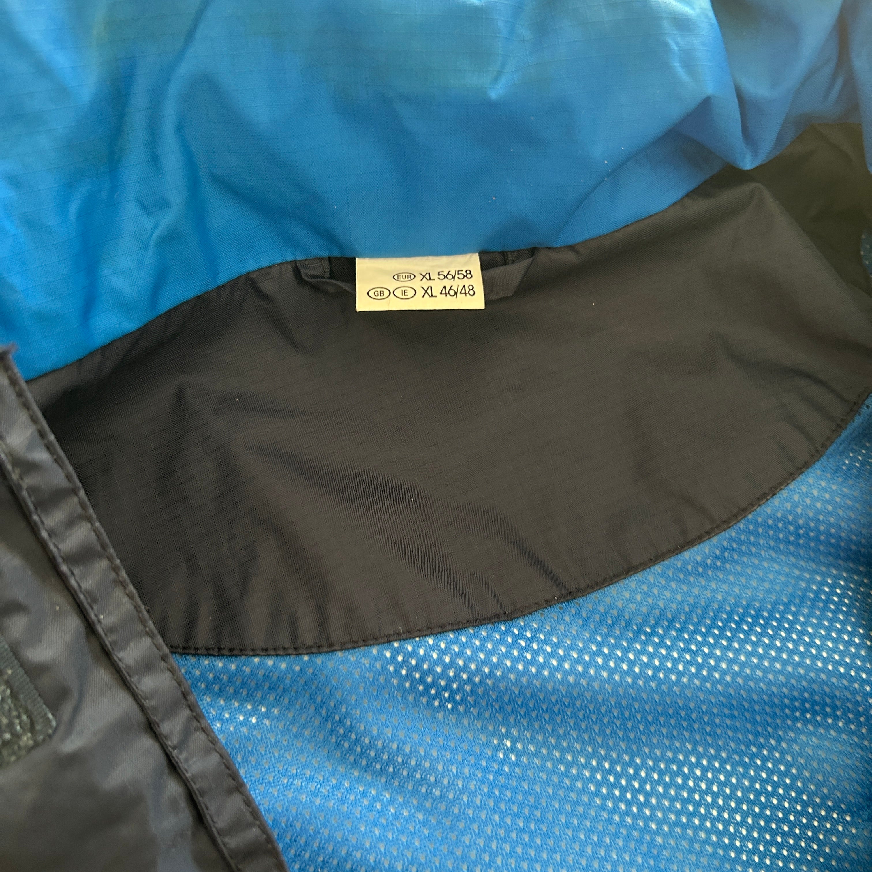 Vintage 90s windbreaker Black and blue waterproof rain jacket #rainydays sku 6867