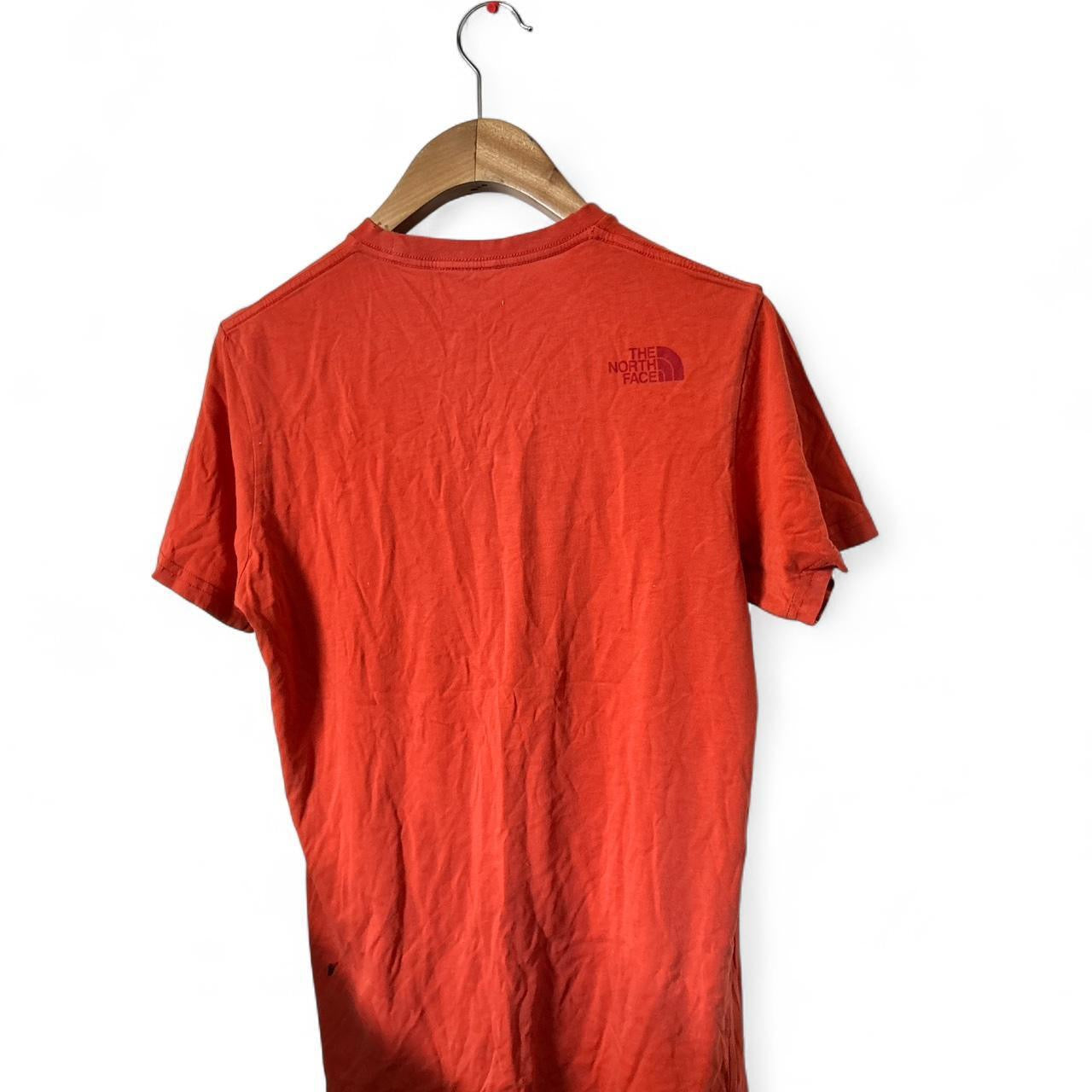 The North Face vintage red and burgundy streetwear tee in size small 
SKU 7140
Collar to hem 26
Pit to pit 18