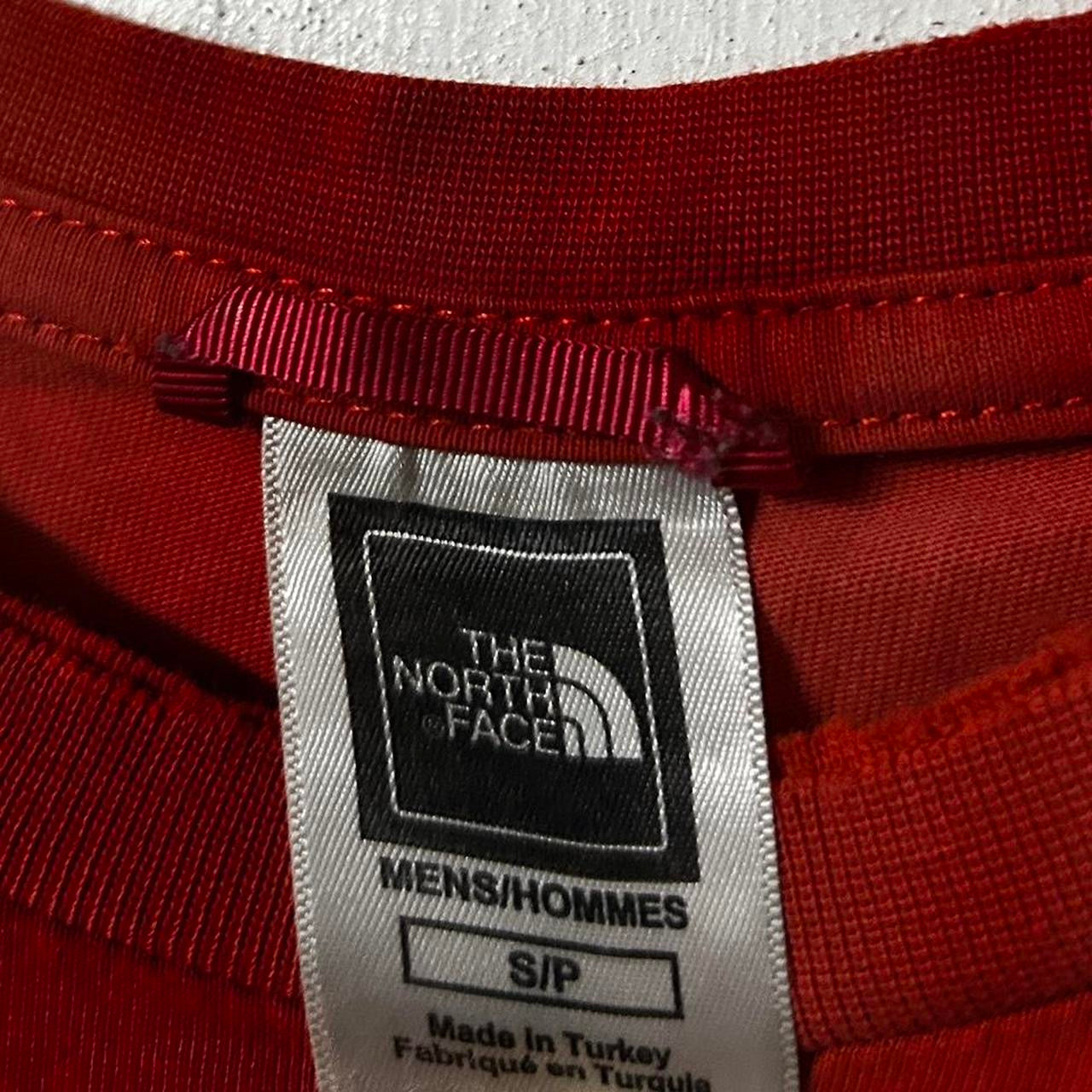 The North Face vintage red and burgundy streetwear tee in size small 
SKU 7140
Collar to hem 26
Pit to pit 18