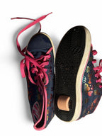 Heelys Trainers Skate Shoes Wheels Lace Black Pink Graffiti Size 5 UK SKU 
Black and pink Y2K-inspired high top sneakers #skater