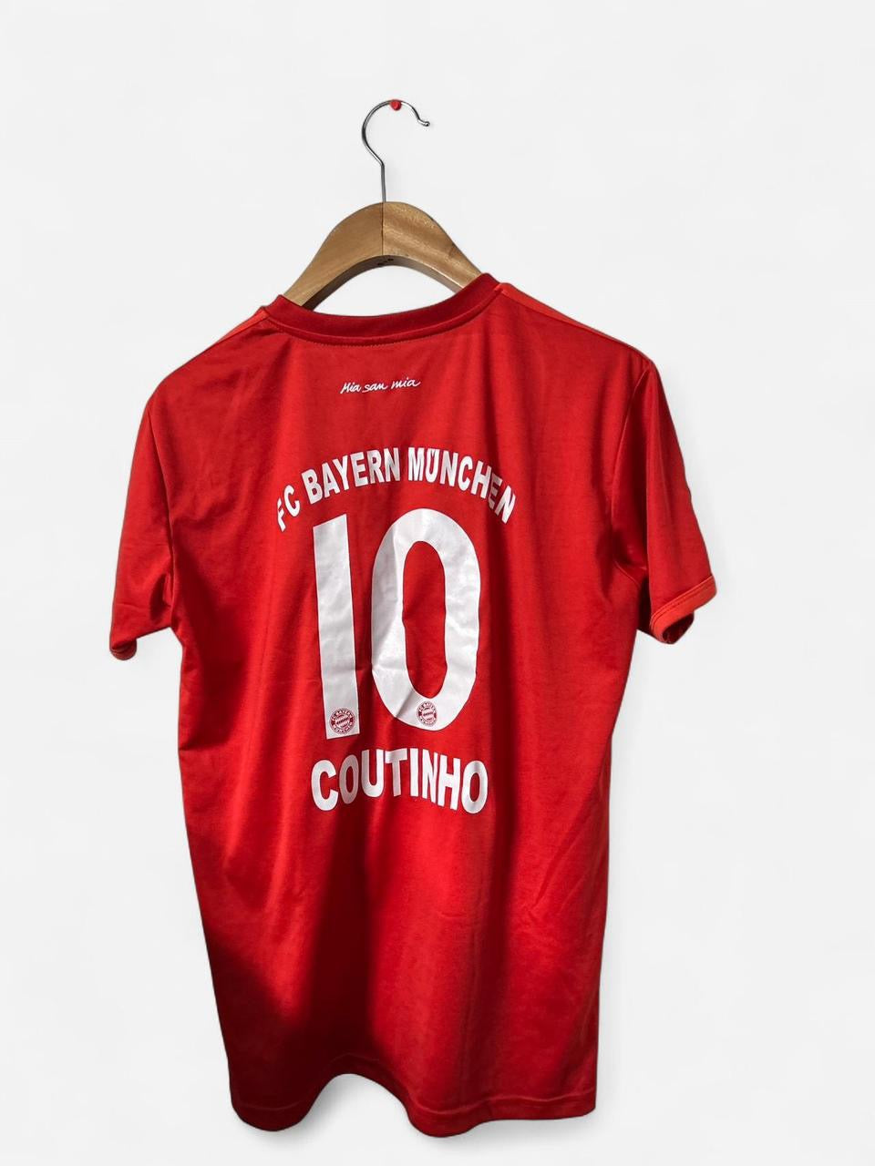 Bayern Munich 2022/23 home shirt - red and white sportswear #football #soccer
Size medium 
SKU 7150
 L28 w 20