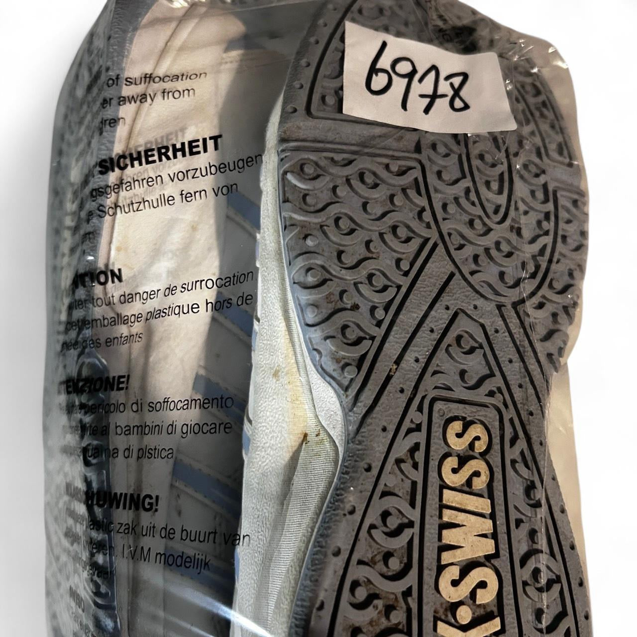 Blue and white K-Swiss tennis shoes #tennis

K-Swiss Optim 5 Omni 82780114 (N7)  Boy's Tennis Trainer uk size 5 sku 6978