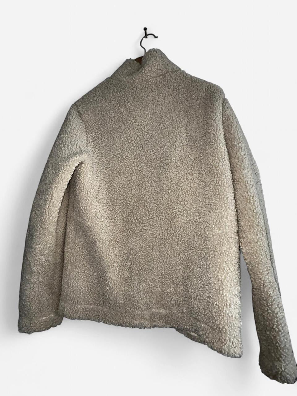 Mens H & M Cream and white Sherpa jacket with zipper pockets #winterjacket in size medium collar to hem 31 pit to pit 20 sku 7043