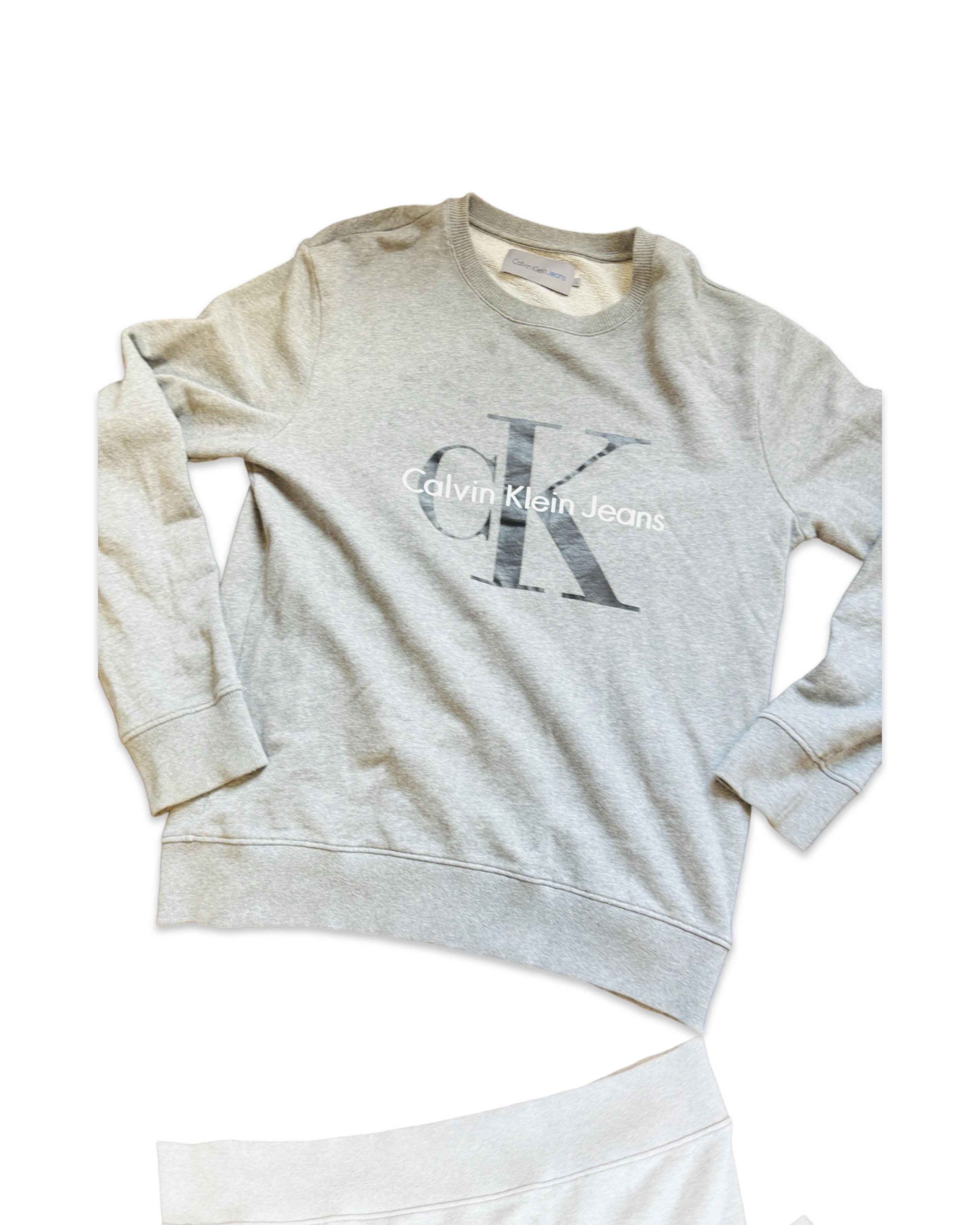 Vintage Calvin Klein Women's Grey Sweatshirt - Size Large 