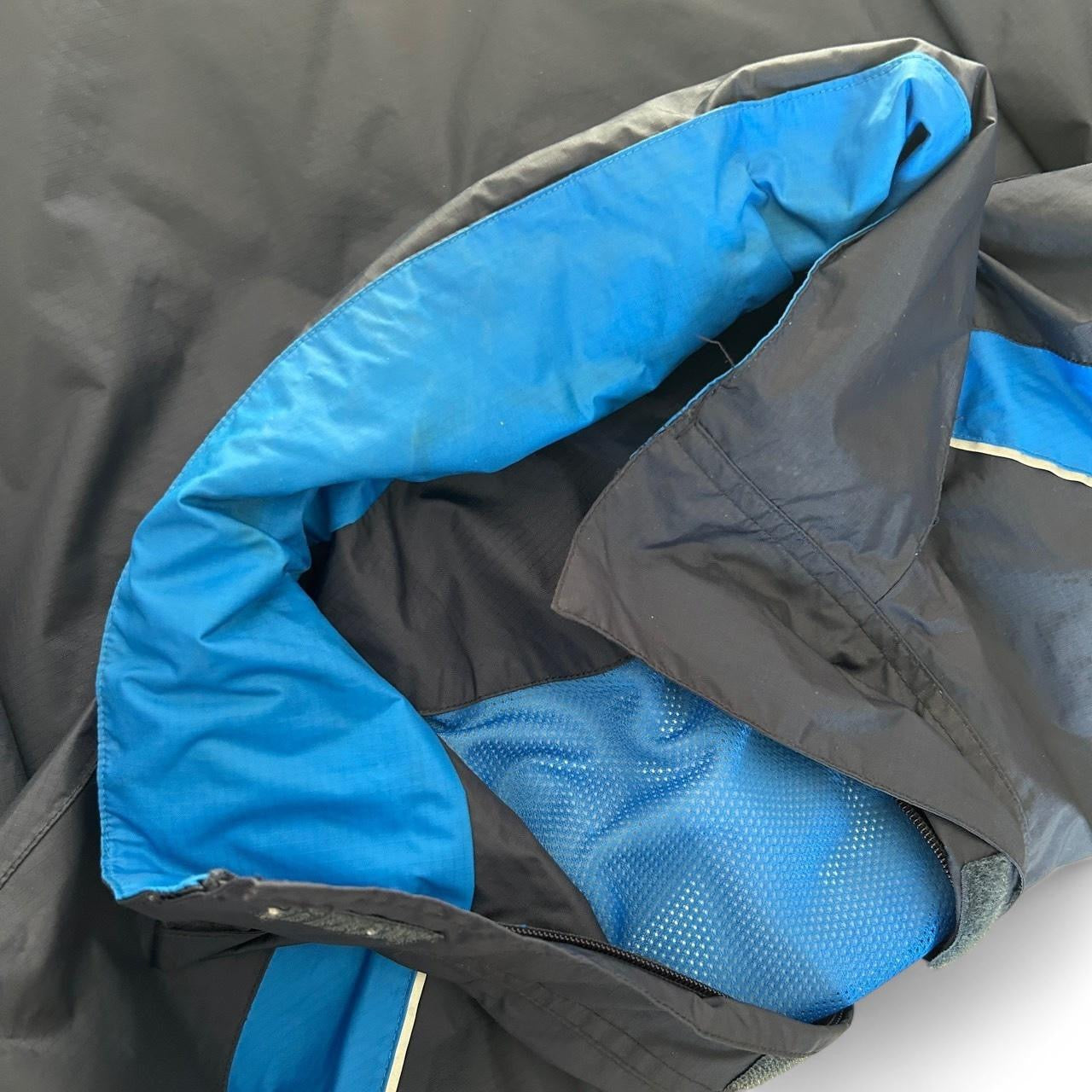 Vintage 90s windbreaker Black and blue waterproof rain jacket #rainydays sku 6867