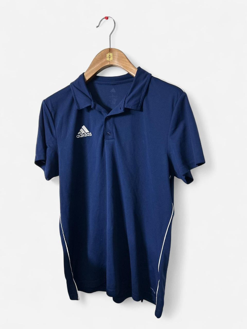 Vintage Navy Adidas polo shirt with embroidered logo and white piping on sides adidas
Size L
Collar to hem 30
Pit to pit  21 
SKU 7143