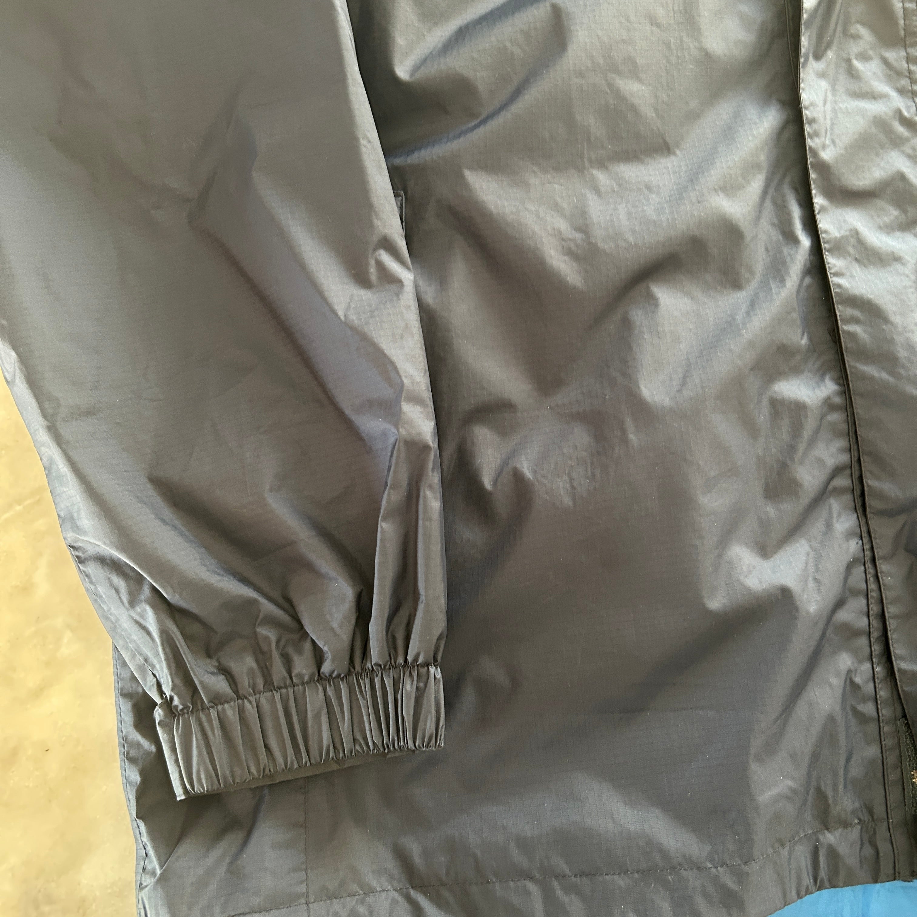 Vintage 90s windbreaker Black and blue waterproof rain jacket #rainydays sku 6867