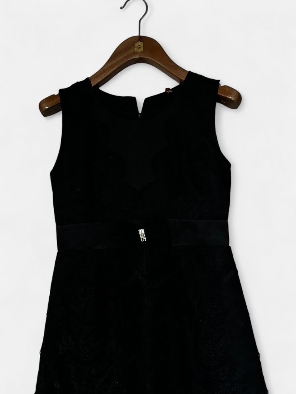 Black velvet dress with lace trim and a bow detail, featuring a zipper closure and a belt. #velvetdress #lacedetail size s/M  L 34 W 14.5 SKU 7020