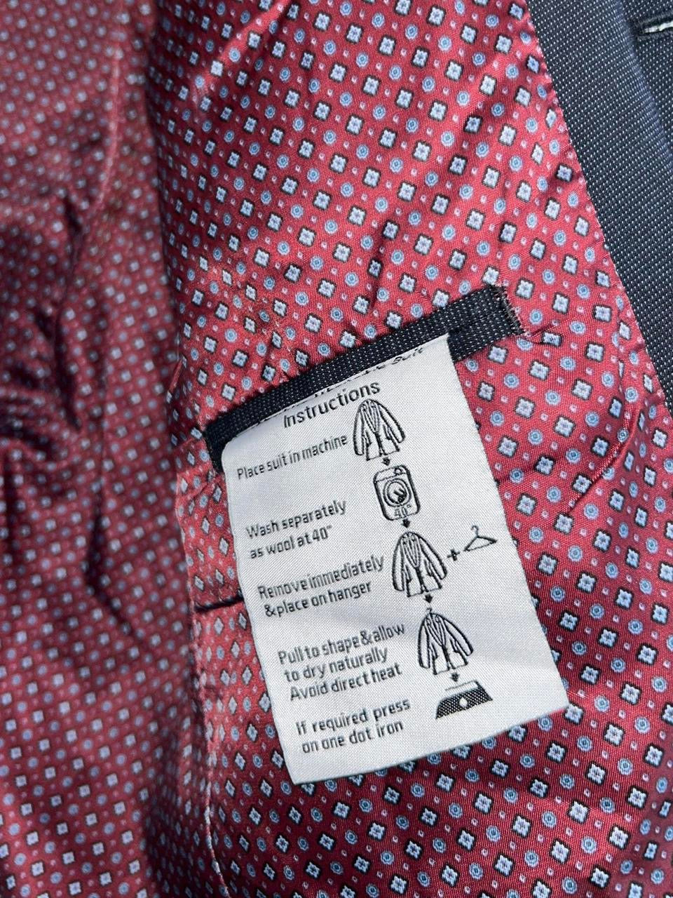 Men’s medium Navy blue Brook Tavern blazer with velvet collar and lining, featuring two front pockets and a single button closure #preppy #party collar to hem 29 pit to pit 19 sku 7069