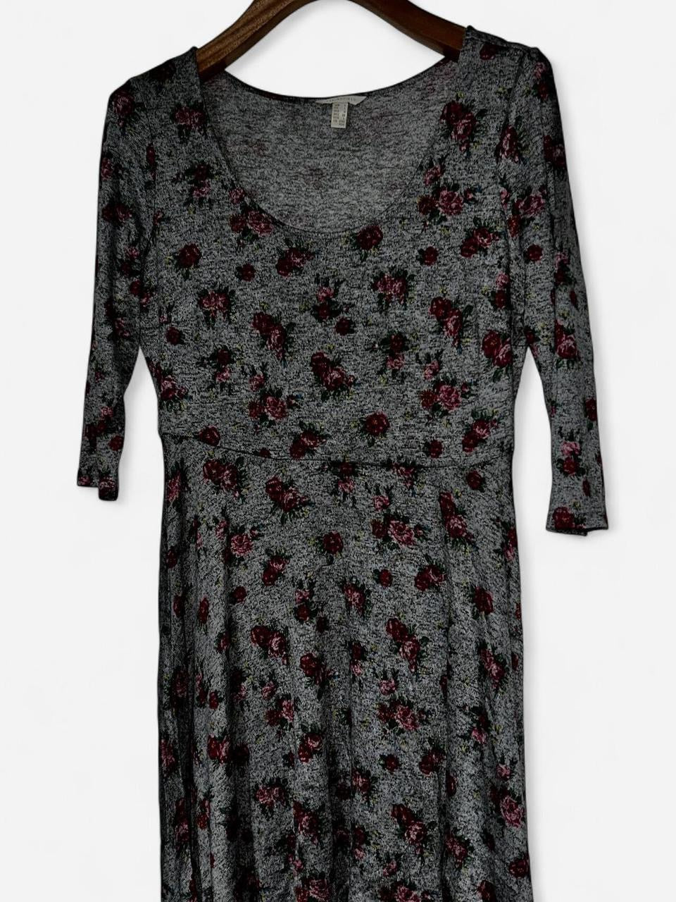 Grey and red floral dress with a V-neck and 3/4 sleeves #floraldress L 36 W 14. SkU 7010