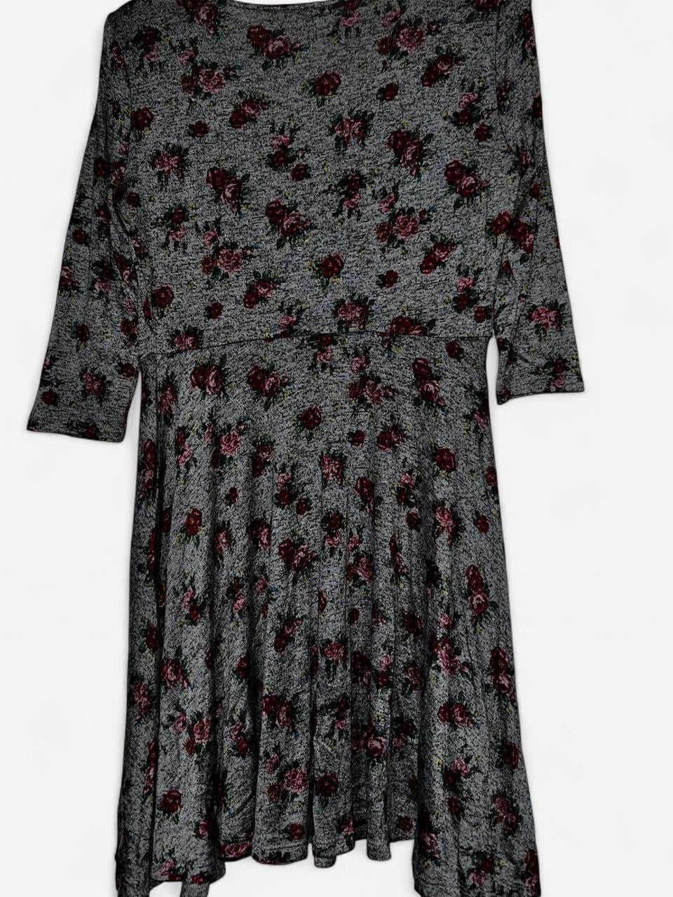 Grey and red floral dress with a V-neck and 3/4 sleeves #floraldress L 36 W 14. SkU 7010