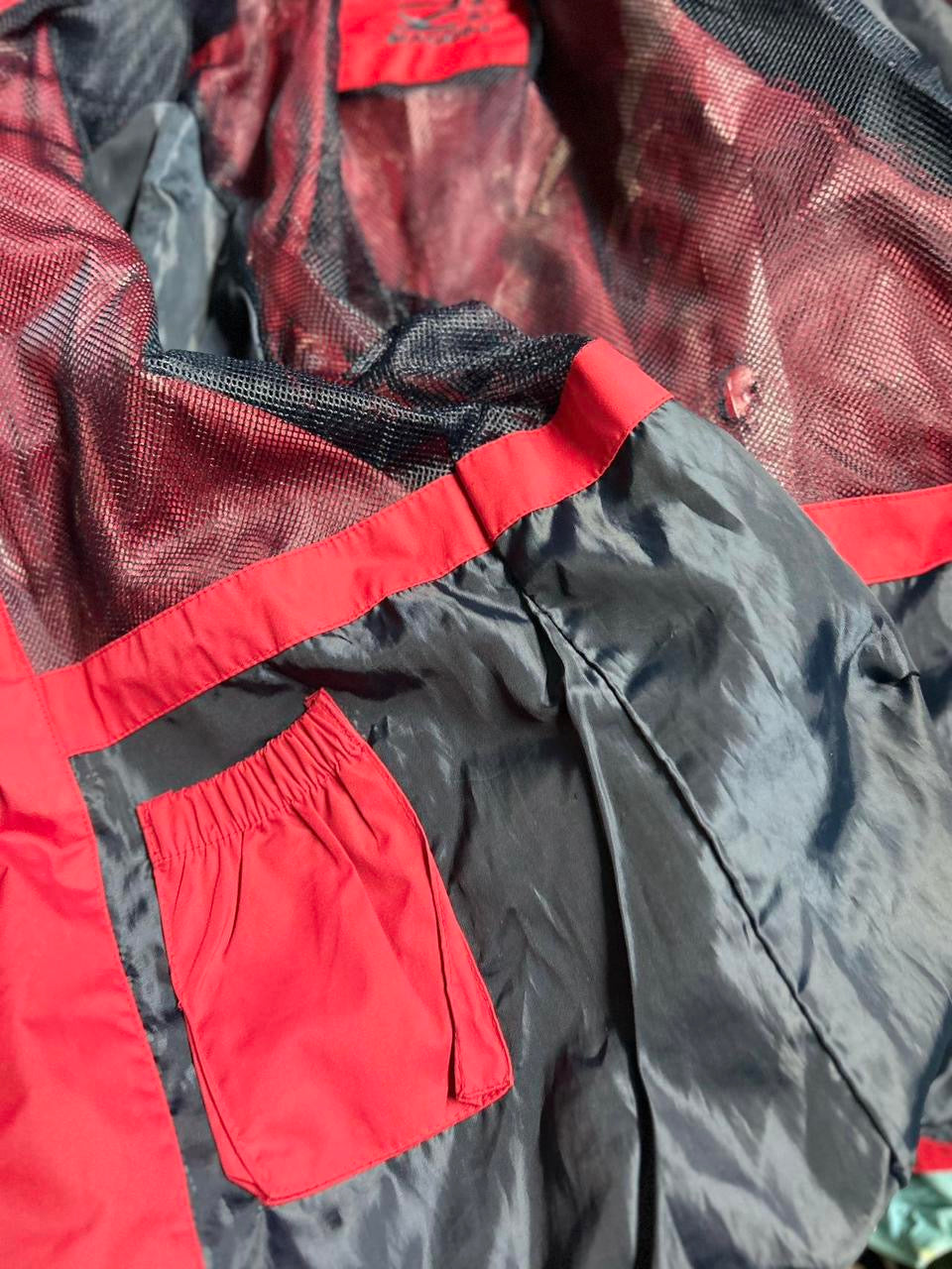 Women’s Red Kipling jacket with mesh hood and zipper pockets #outdoorjacket sku 6936
L32 W19 L/Xl
