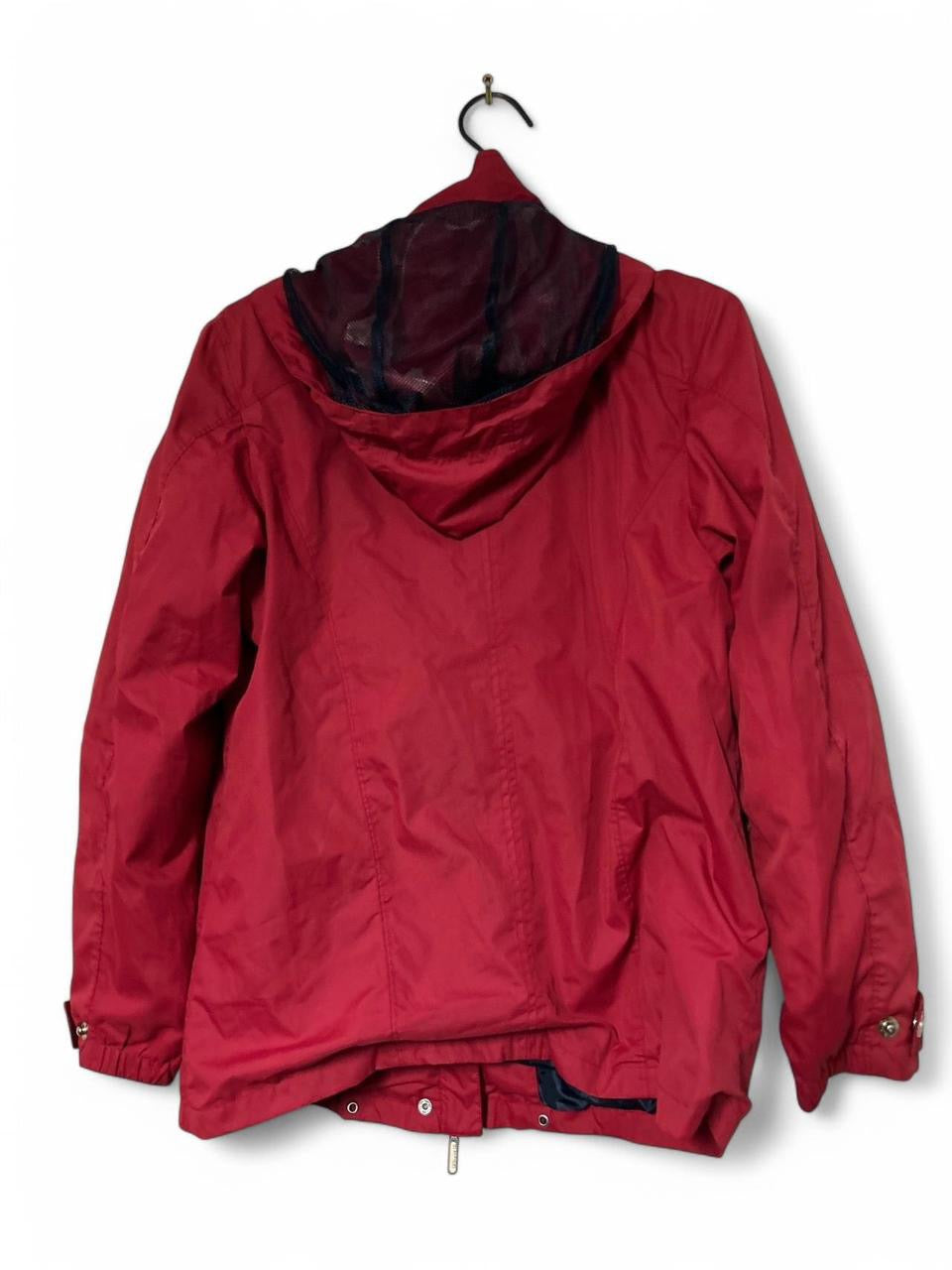 Women’s Red Kipling jacket with mesh hood and zipper pockets #outdoorjacket sku 6936
L32 W19 L/Xl