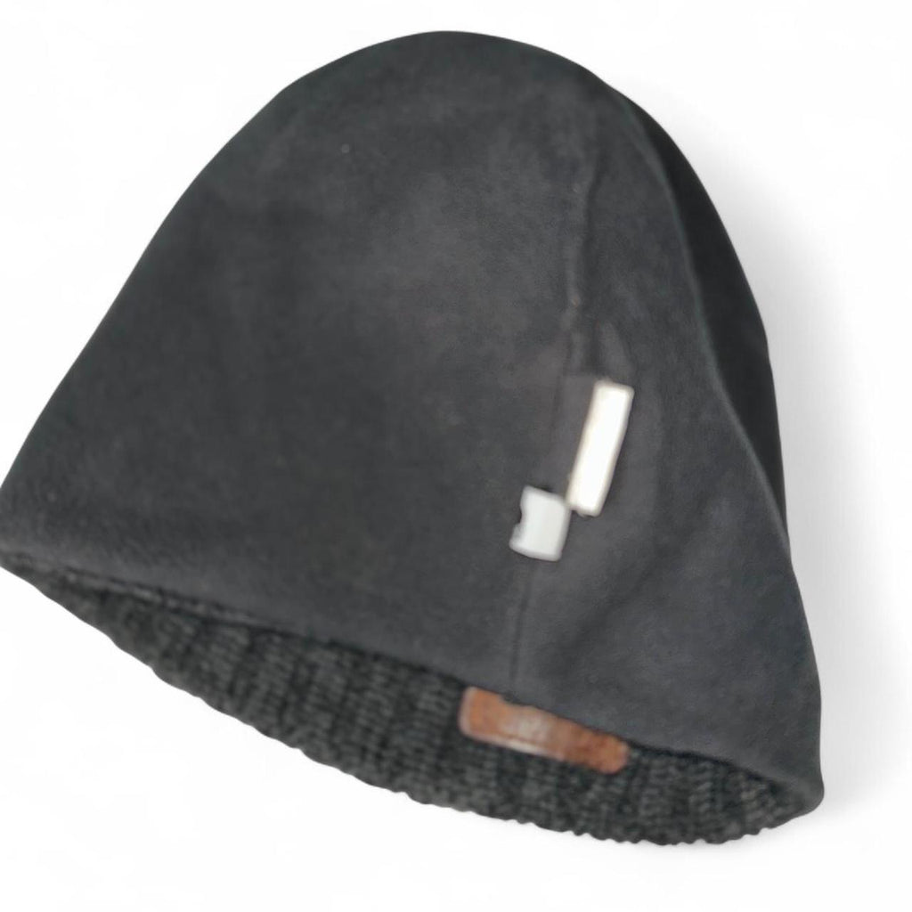 Wedze grey cable knit beanie hat made of a wool blend material. 
One size 
SKU 7180