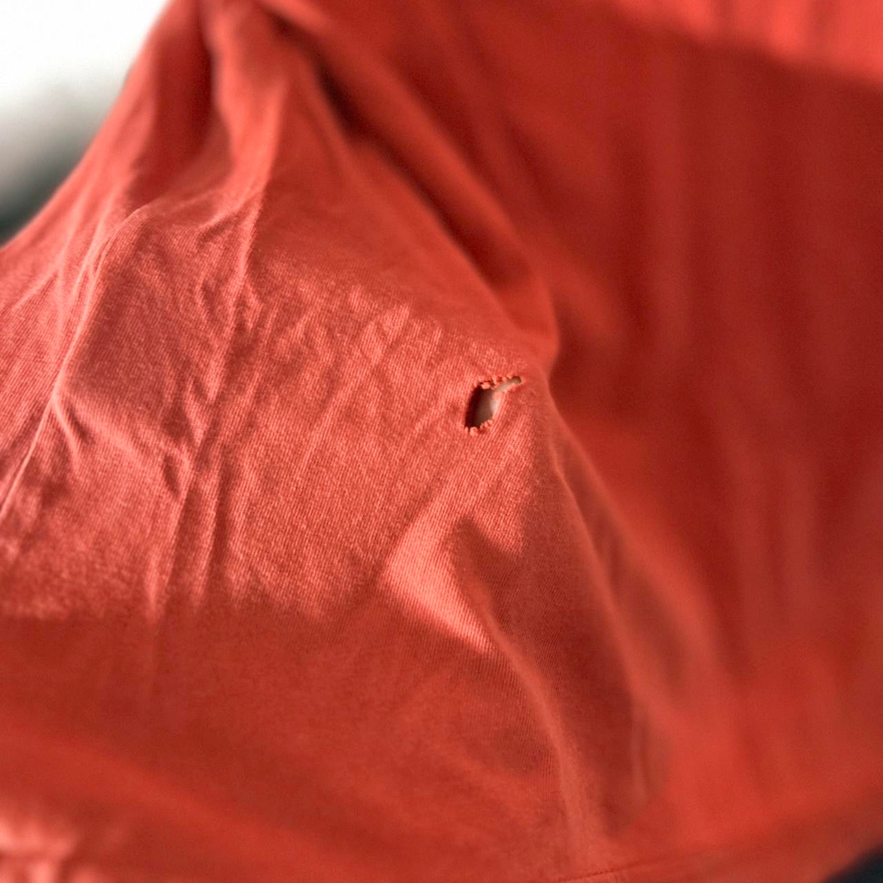 The North Face vintage red and burgundy streetwear tee in size small 
SKU 7140
Collar to hem 26
Pit to pit 18