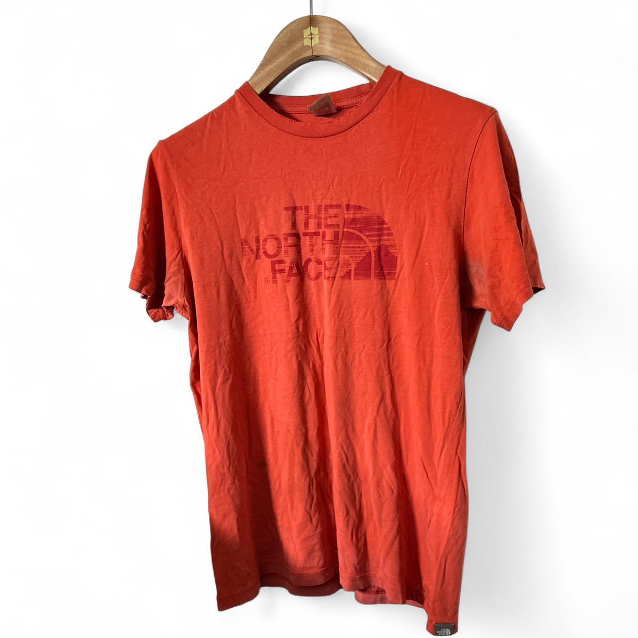 The North Face vintage red and burgundy streetwear tee in size small 
SKU 7140
Collar to hem 26
Pit to pit 18 