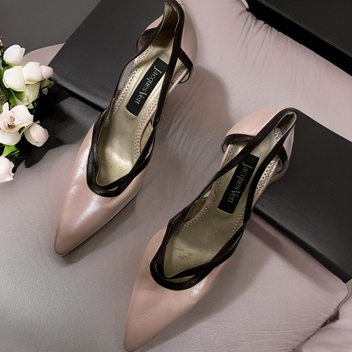 Vintage Woman's open shoe with strap in nude pink leather and black patent leather heel size 38