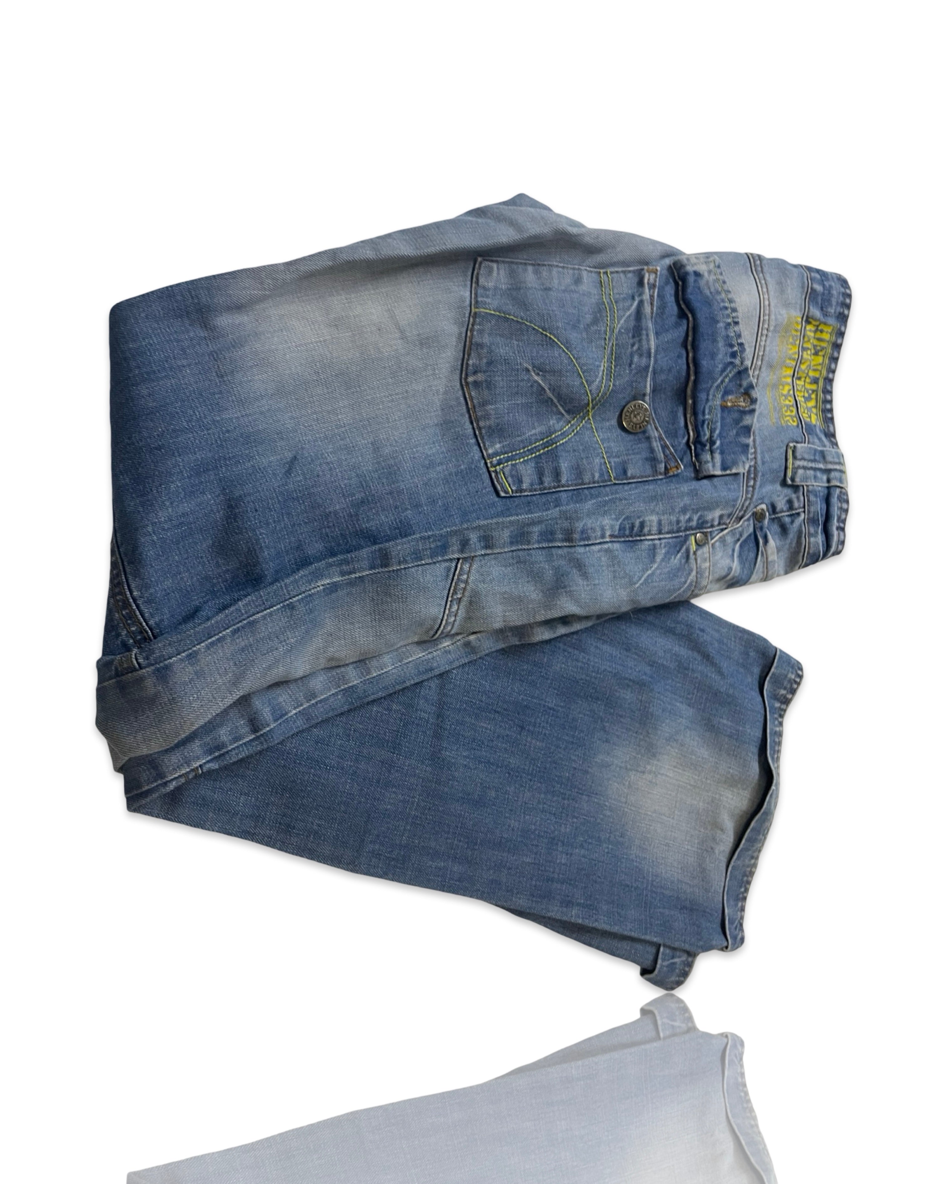 Henleys Jeans Adult 34x31 Medium Wash Straight Leg lap Pockets Baggy Mens Slight tear at the bottom|SKU 4250