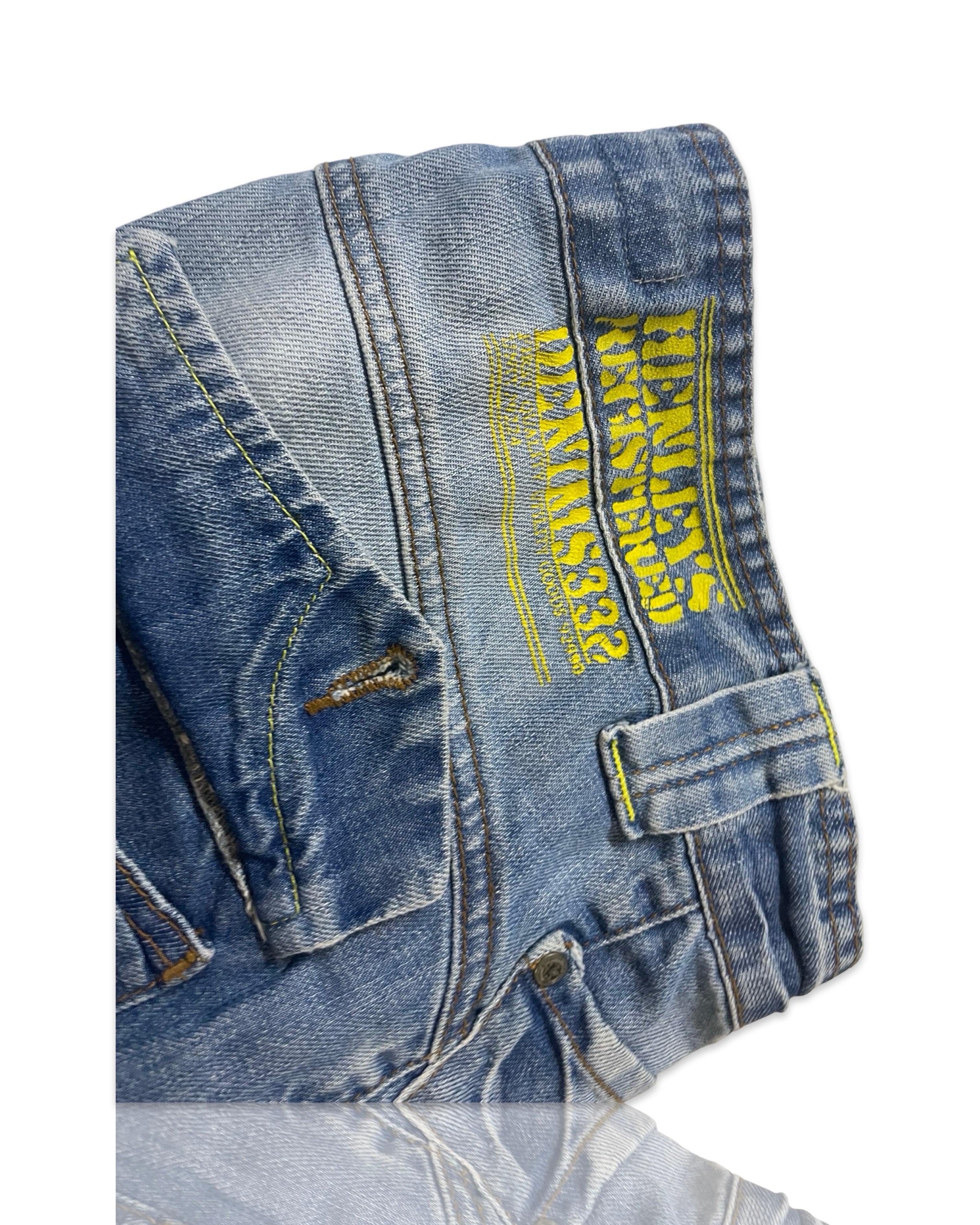 Henleys Jeans Adult 34x31 Medium Wash Straight Leg lap Pockets Baggy Mens Slight tear at the bottom|SKU 4250\