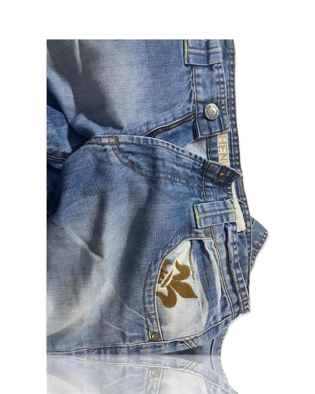 Henleys Jeans Adult 34x31 Medium Wash Straight Leg lap Pockets Baggy Mens Slight tear at the bottom|SKU 4250