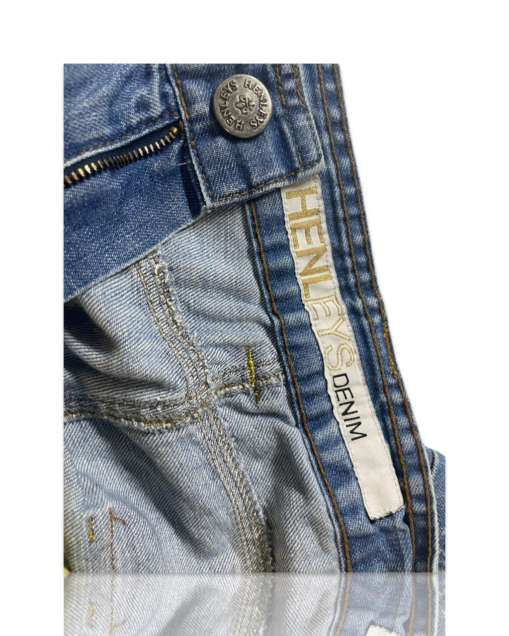 Henleys Jeans Adult 34x31 Medium Wash Straight Leg lap Pockets Baggy Mens Slight tear at the bottom|SKU 4250