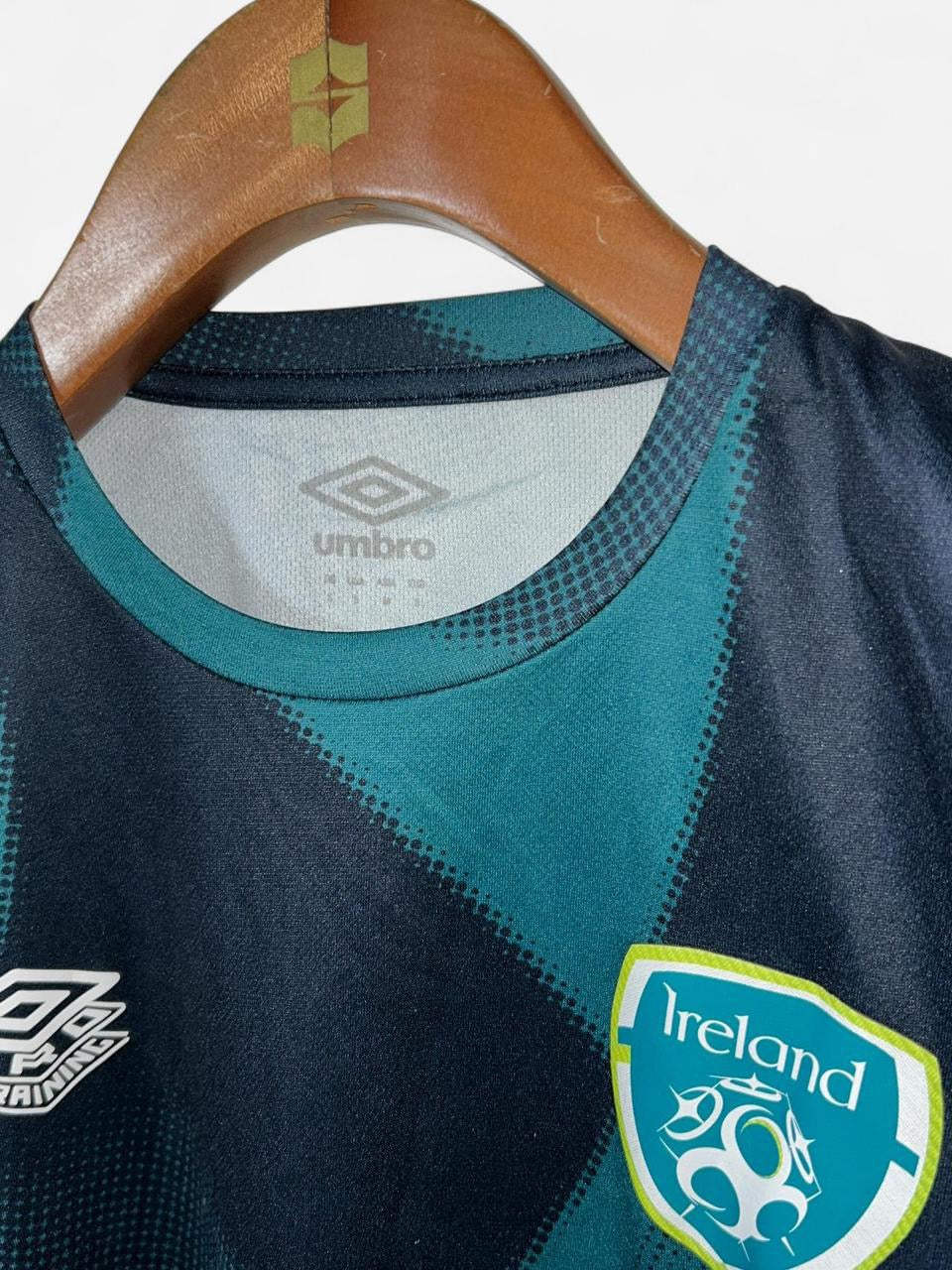 This is a Republic of Ireland 2022-23 Umbro training shirt.