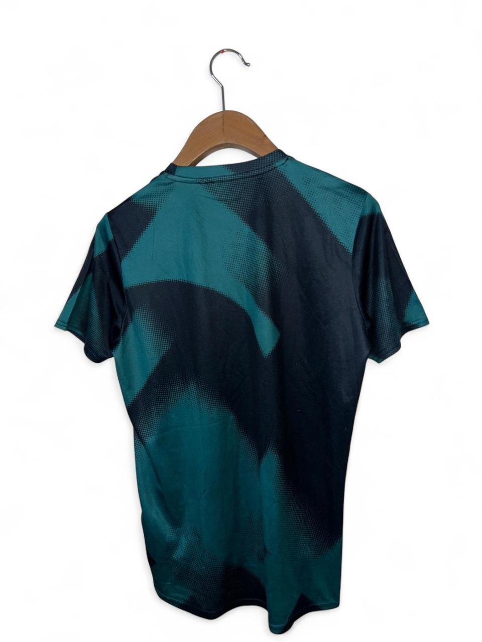 This is a Republic of Ireland 2022-23 Umbro training shirt.