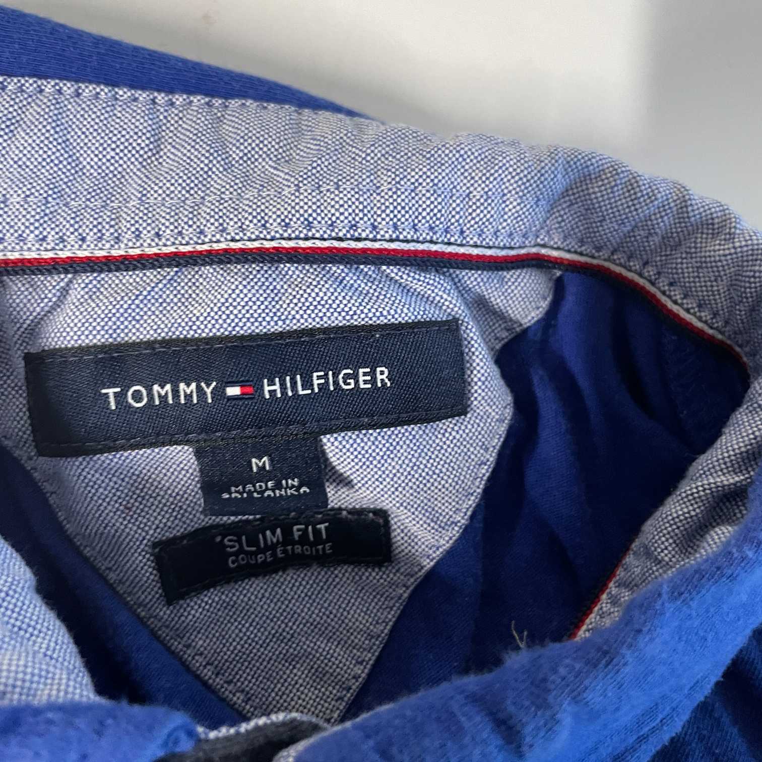 Vintage men Tommy Hilfiger Blue colourblock short sleeve slim fit 90's polo shirt in M|L27 W20|SKU 5543