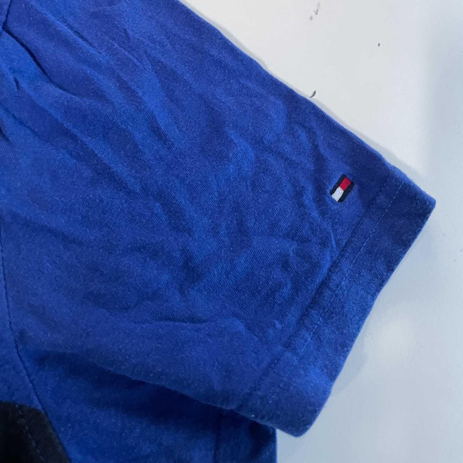 Vintage men Tommy Hilfiger Blue colourblock short sleeve slim fit 90's polo shirt in M|L27 W20|SKU 5543