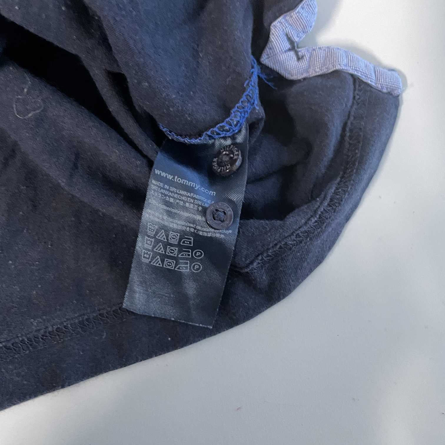 Vintage men Tommy Hilfiger Blue colourblock short sleeve slim fit 90's polo shirt in M|L27 W20|SKU 5543