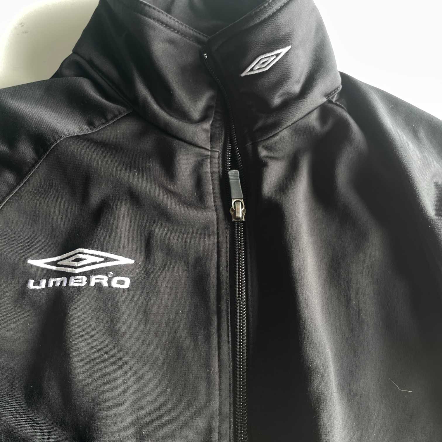Vintage women Umbro black full zip track jacket in S/M| L28 W18| SKU 5629