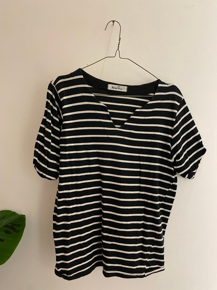 Vintage blue stripped v-neck tee size M