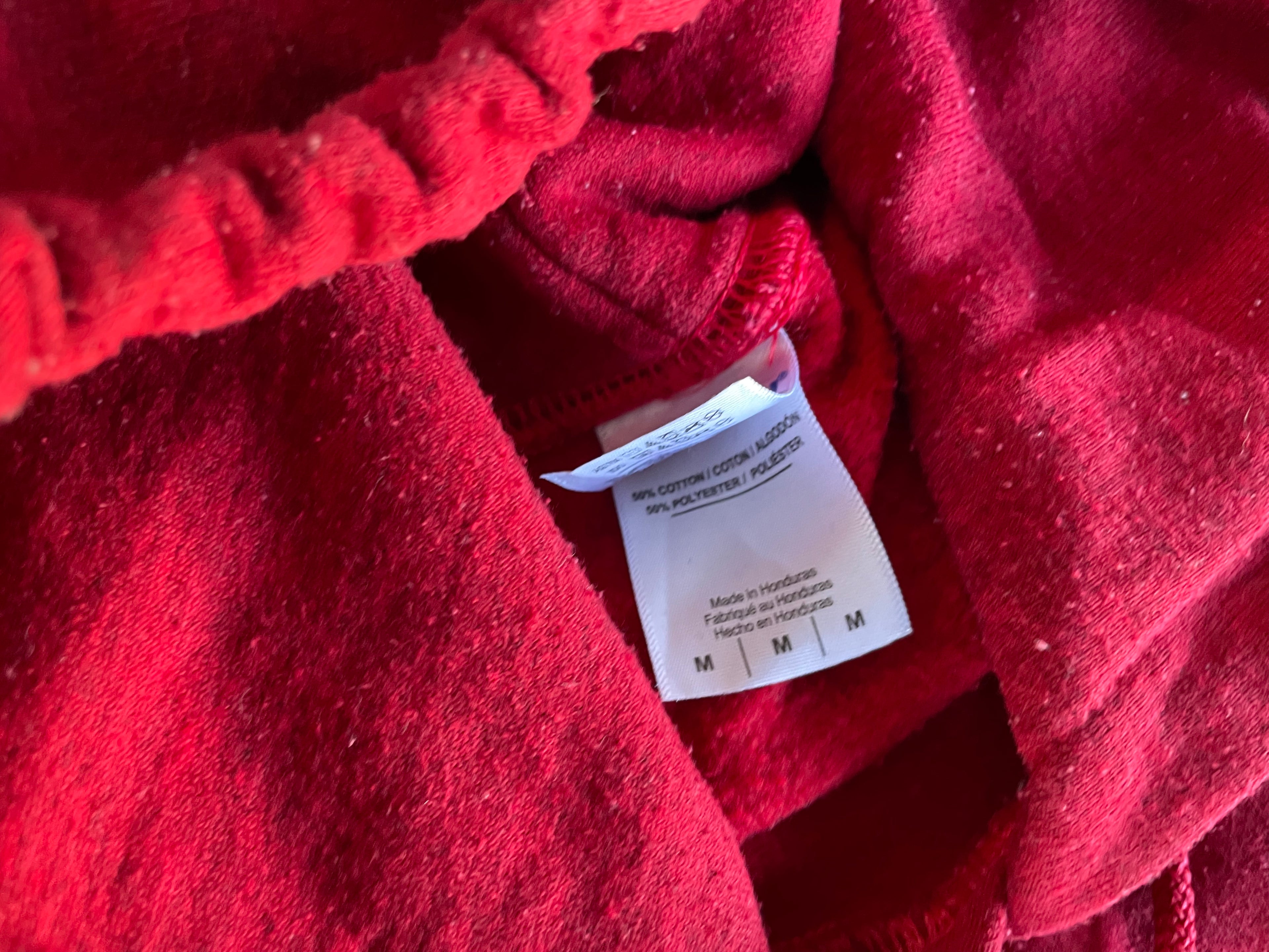 Vintage Gildan Heavy blend War graphics red hoodie in M|L25 W21| SKU 4392