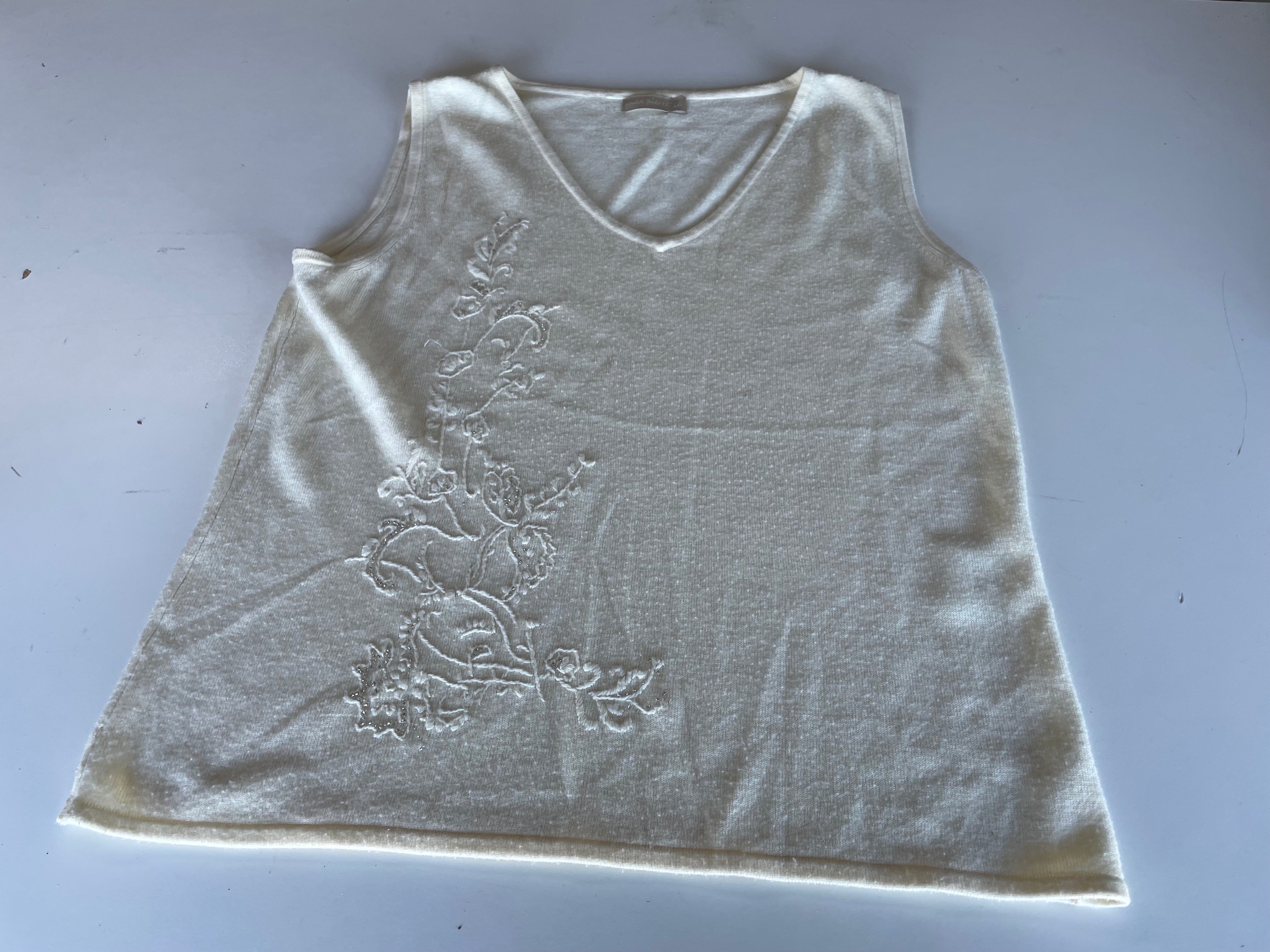 Vintage women's Max pierre Cream sleeveless V-neck vest in S|L22W18|SKU 4396