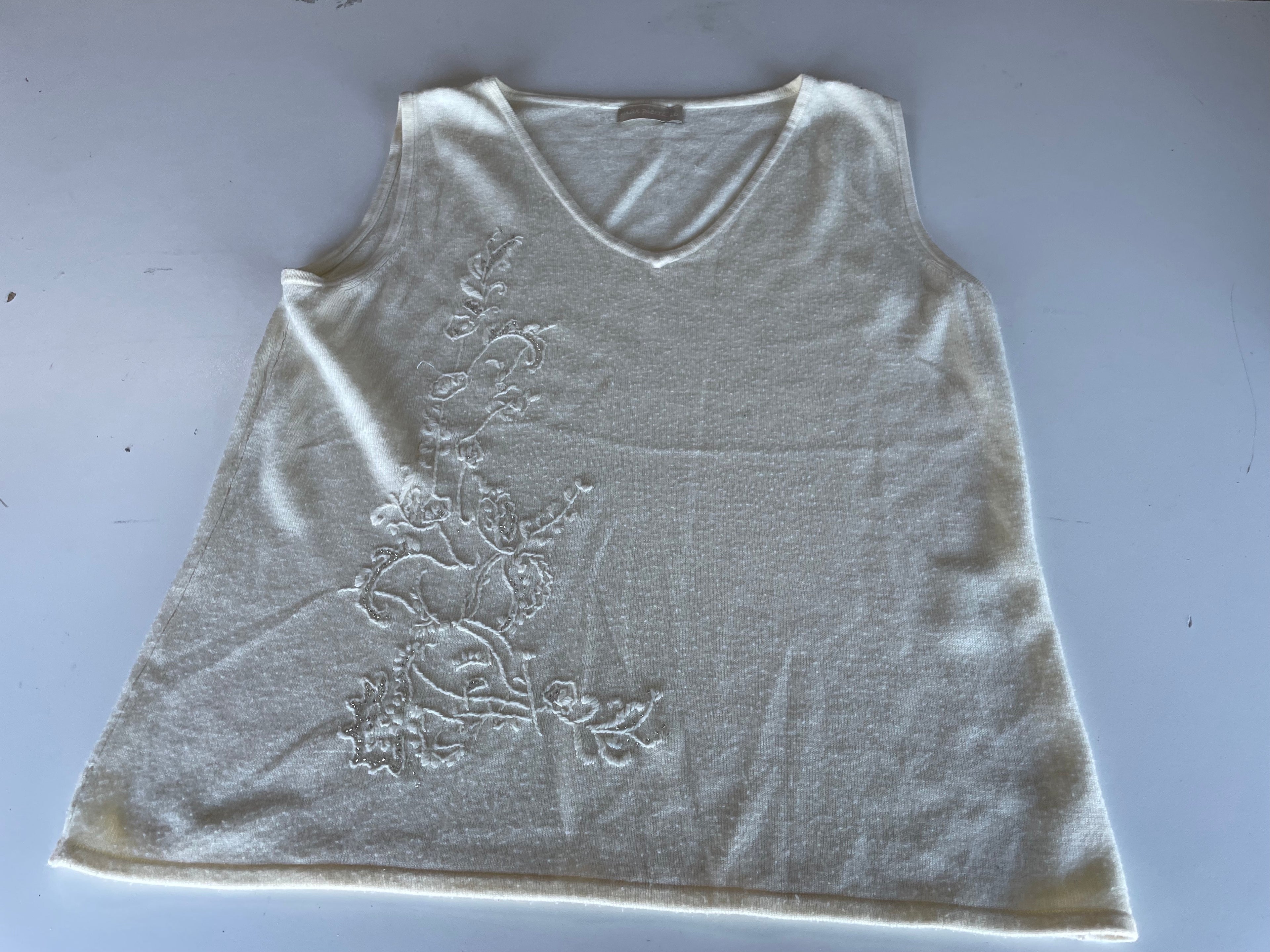 Vintage women's Max pierre Cream sleeveless V-neck vest in S|L22W18|SKU 4396