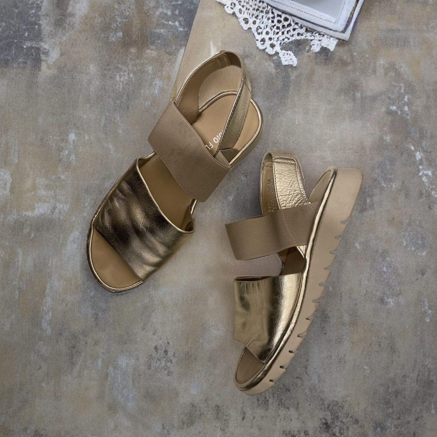 Vintage gold women flat sandal size us 7
