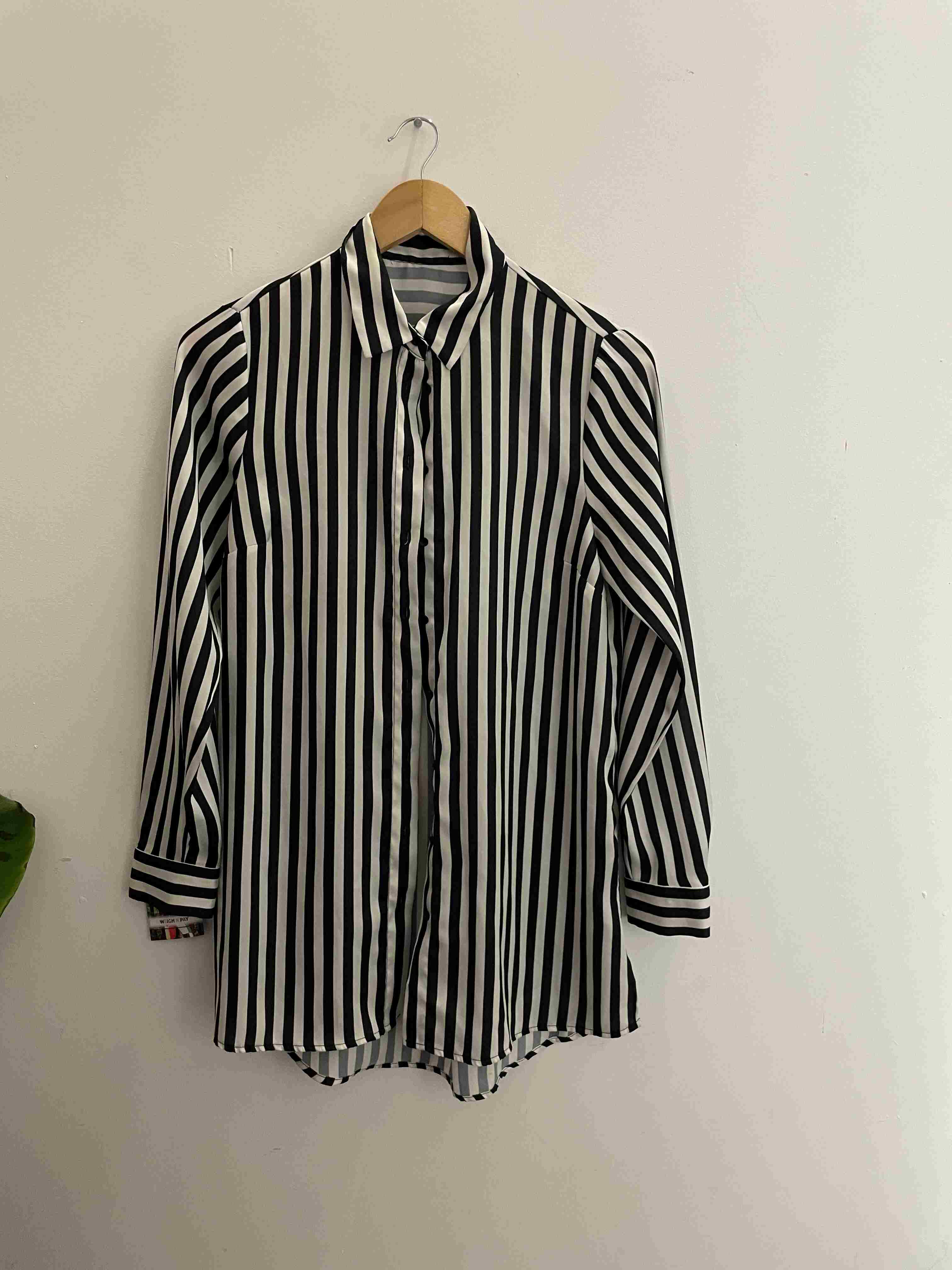 Vintage black and white vertical stripe long sleeve medium shirt